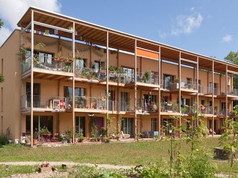Mehrfamilinehaus mit Balkonen