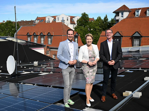 Solaranlage der Berliner Stadtwerke auf dem Dach des BVG-Servicelagers in Weißensee; v. l. n. r.: Chris Werner, Geschäftsführung der Berliner Stadtwerke, Franziska Giffey, Senatorin für Wirtschaft, Energie und Betriebe, Dr. Rolf Erfurt, Betriebsvorstand der BVG