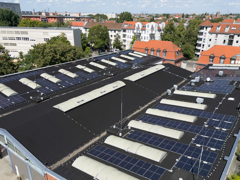 Solaranlage der Berliner Stadtwerke auf dem Dach des BVG-Servicelagers in Weißensee