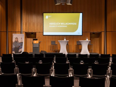 Solarcity Konferenz Veranstaltungsraum mit Bühne und Bestuhlung