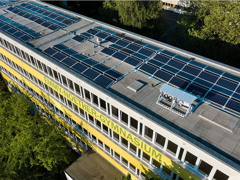 Solaranlage auf dem Dach des Emmy-Noether-Gymnasiums