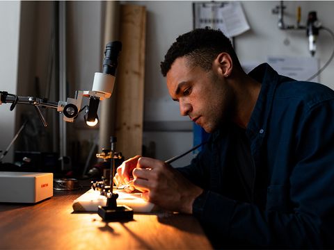 Handwerker am Schreibtisch