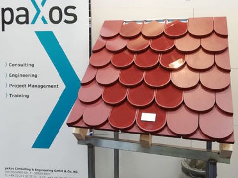 Ausstellung von Prototypen einer Solardachpfanne von Paxos.