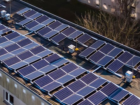 Mehrfamilienhäuser mit Solaranlagen auf dem Dach aus der Luft fotografiert, Kaulsdorf