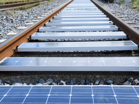 Gleise mit Solarpanelen auf dem Boden