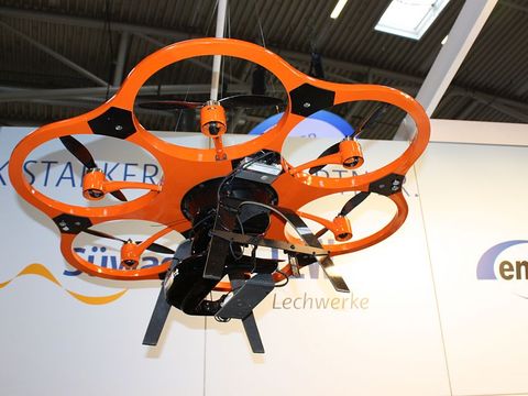 Um beispielsweise Kameras zu heben, brauchen die Flugdrohnen eine gewisse Leistung.
