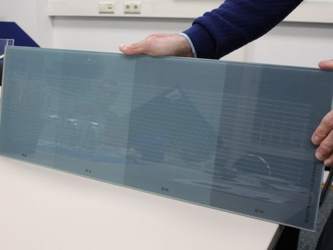 Das Bild zeigt kristalline Solarzellen die mit Milchglas abgedeckt sind. Auf diese Weise verschwinden sie optisch. Die Leistungsverluste sind gering.