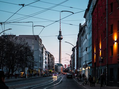 Berlin Mitte, Blick auf den Fernsehturm bei Sonnenuntergang