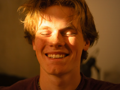 Junger Mann mit Lichtreflex