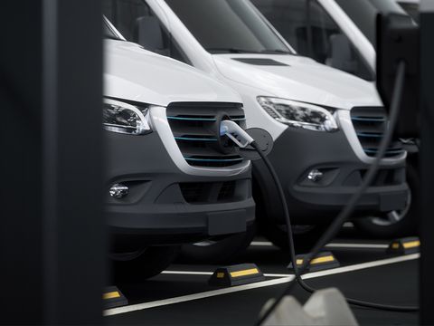 Weiße E-Autos an Ladestation