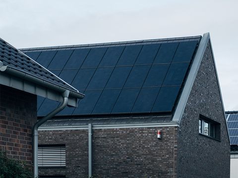 Einfamilienhaus mit Solaranlage auf dem Dach