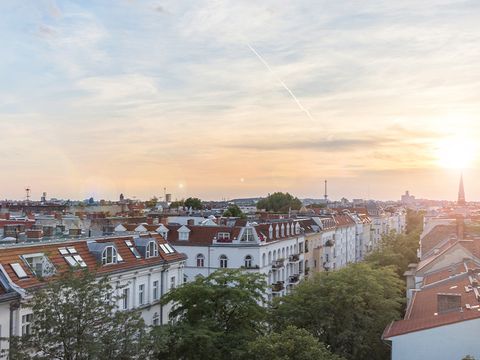 Blick über Wohnhaus-Dächer in Berlin