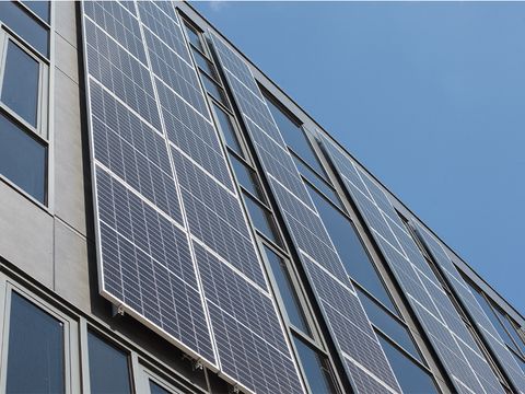 Solarpanele an einer Hauswand