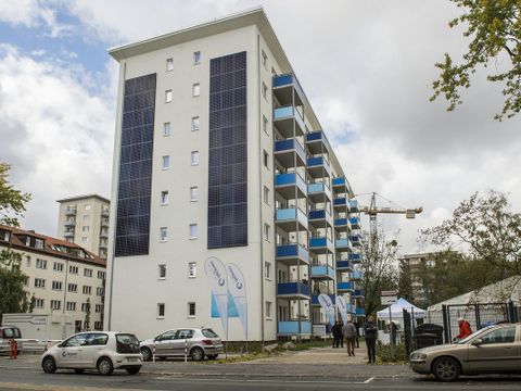 Zukunftshaus mit Solarpanelen an der Wand