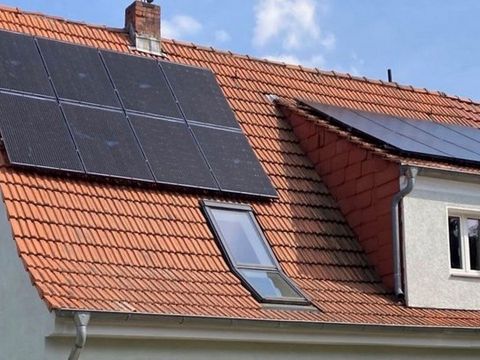 Doppelhaushälfte mit Solaranlage auf dem Dach