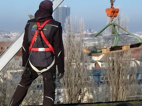 Person auf Dach