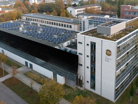 Ferdinand-Braun-Institut mit Solaranlage auf dem Dach