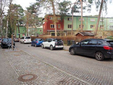 Papageiensiedlung Zehlendorf, Straße, Wohnhäuser, parkende Autos