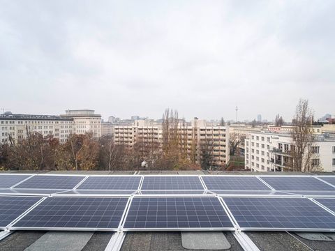 Das Ordnungsamt in Friedrichshain-Kreuzberg mit Solaranlage auf dem Dach