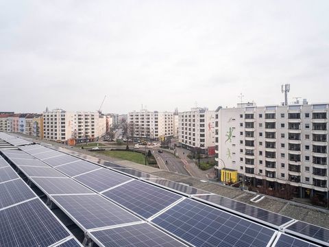 Das Ordnungsamt in Friedrichshain-Kreuzberg mit Solaranlage auf dem Dach