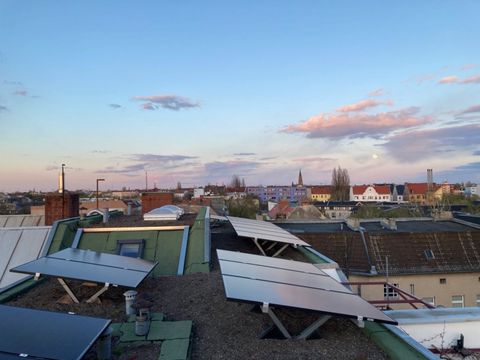 Ausblick über die Stadt, Solarpanels auf Dach eines Hauses im Ritterlandweg