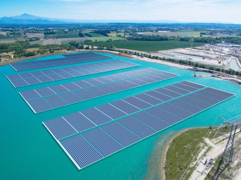 Annimation einer auf einem See schwimmenden Solaranlage in Piolenc, Frankreich, bestehend aus 17 MW Modulen.