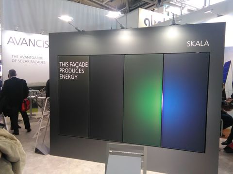 Farbige Solarmodule auf einer Messe