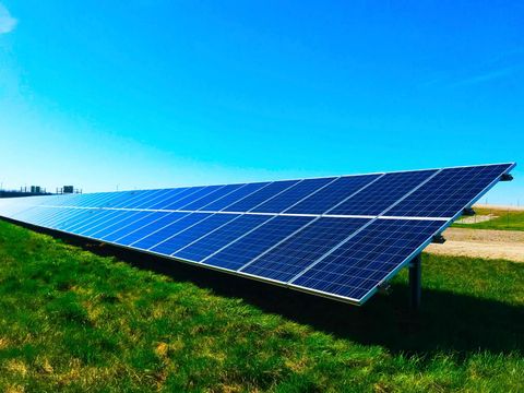 Eine PV-Anlage steht auf einer Wiese.