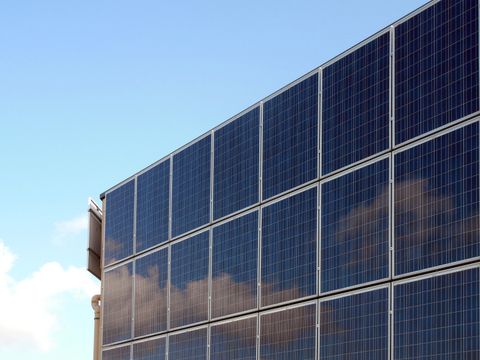Solarzellen vor blauem Himmel