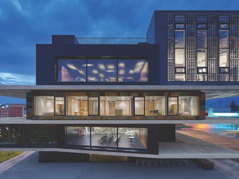 Modernes Haus mit Solarfassade