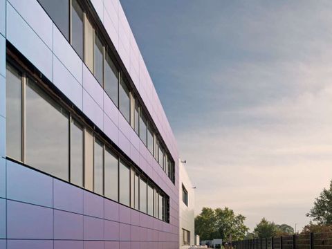 CIGS-Module an der Fassade der HZB-Testinghalle