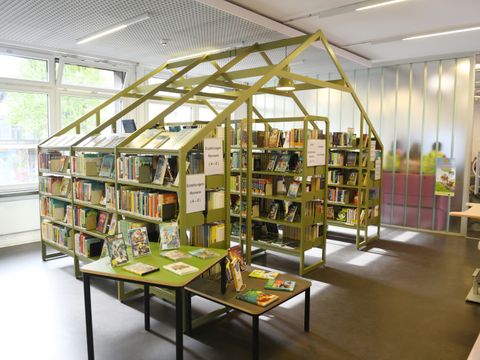 House of Books (Bücherregale mit einem Dach darüber, die zusammen aussehen wie ein kleines Haus)