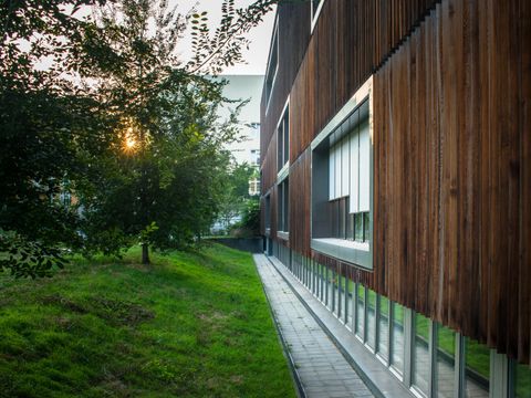 Seitliche Hinteransicht der Bezirkszentralbibliothek Pablo Neruda mit ihren prägnanten Holzpanelen