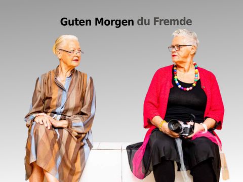 Zwei Frauen sitzen nebeneinander und schauen sich befremdet an