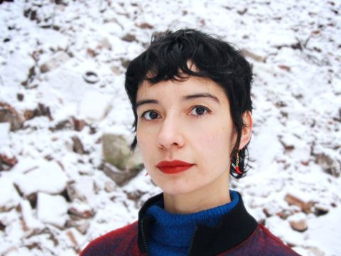Portraitfoto der Illustratorin Bea Davies, die in einer Schneelandschaft steht