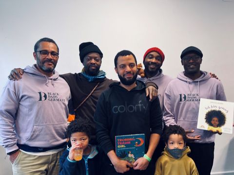 Gruppenfoto von 5 Männern und zwei Kindern