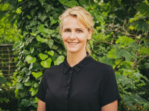 Portraitfotografie von Susanne Rehberg, die in die Kamera lächelt