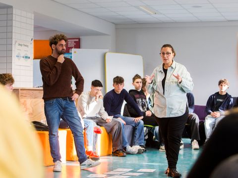 Trialoge mit Jouanna Hassoun und Shai Hoffmann umringt von Schüler*innen