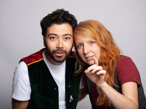Portraitfotografie zweier Menschen, die in die Kamera blicken