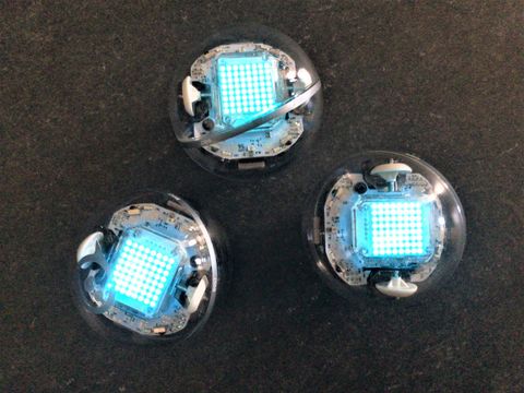 Drei blinkende Mini-Roboter