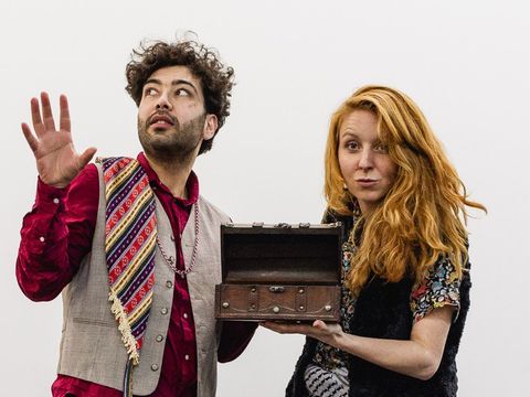 Zwei Schauspieler*innen öffnen eine kleine Schatztruhe