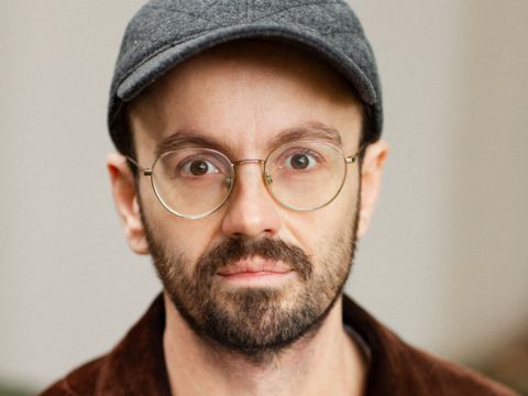 Portraitfoto Artur Krutsch mit Basecap und Brille