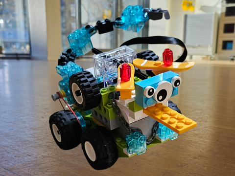 Verrückter LEGO-Roboter springt durch Werkraum
