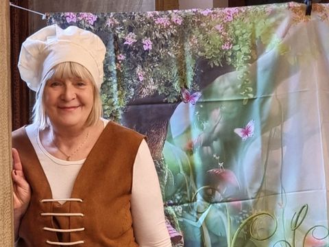 Frau in Kostüm lächelt in die Kamera