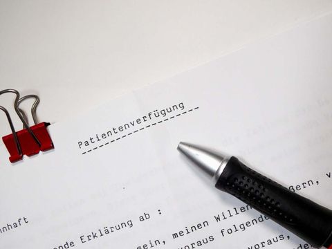 Fotografie eines Textdokuments, auf dem ein Kugelschreiber liegt.