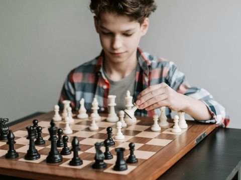 Junge spielt Schach