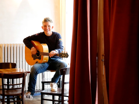 Suli Puschban mit Gitarre