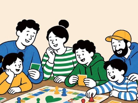 Menschen verschiedenen Alters sitzen am Tisch und spielen eine Brettspiel