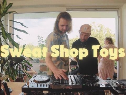 Fotografie des DJ-Duos Sweatshop Toys an den Turntables