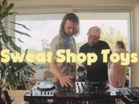 Fotografie des Berliner DJ-Duos Sweat Shop Toys an den Turntables